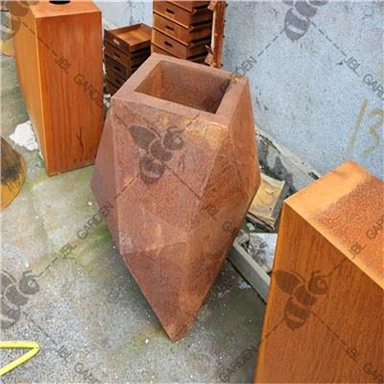 Большие металлические садовые горшки