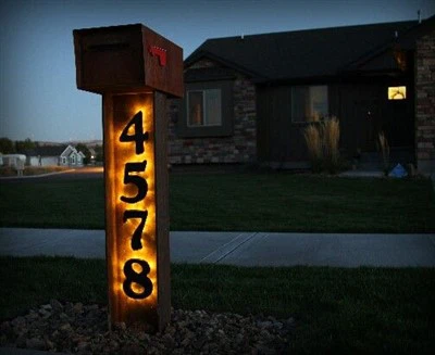 Отдельно стоящий почтовый ящик из кортеновской стали со светодиодным домашним номером