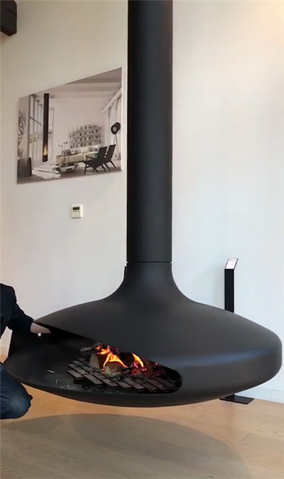 Современная вилла с деревянным камином на крыше и потолке