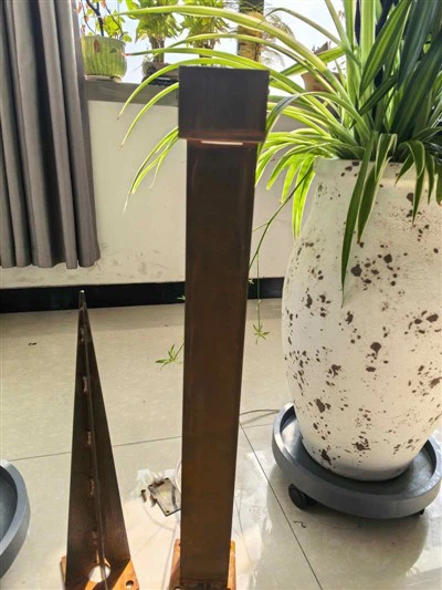 Колонна цвета ржавчины-